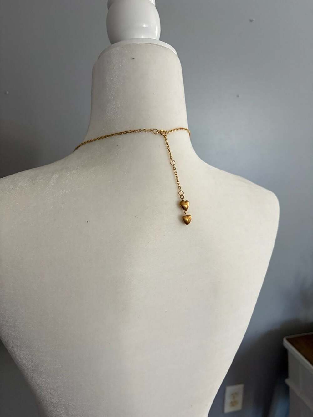 Avon gold tone chain necklace with 3 incandescent heart dangle